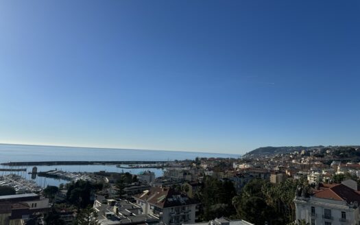 Esclusiva Appartamento con Vista Mare a Sanremo