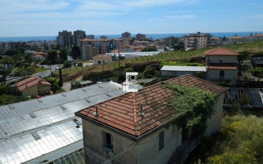 Casale da Ristrutturare con Vista Panoramica sul Mare e Monti in Vendita
