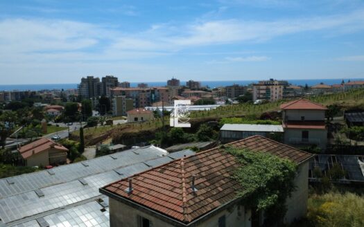 Casale da Ristrutturare con Vista Panoramica sul Mare e Monti in Vendita
