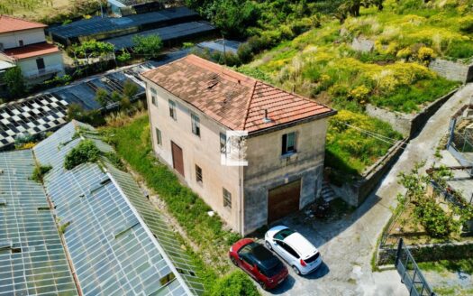 Casale da Ristrutturare con Vista Panoramica sul Mare e Monti in Vendita