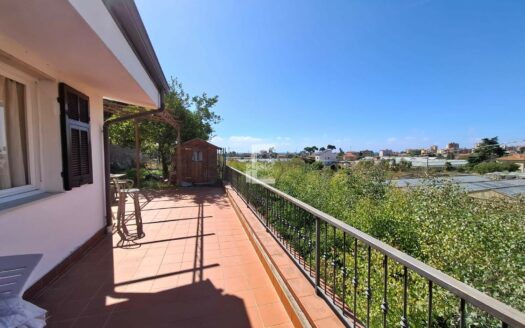 Casa con terrazza panoramica, giardino e vista mare