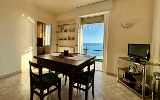 Arma di Taggia – Trilocale fronte mare con box auto e doppio balcone