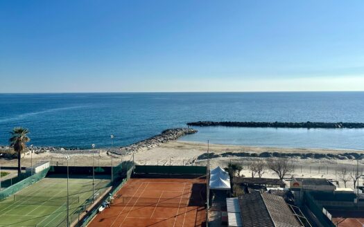 Arma di Taggia – Trilocale fronte mare con box auto e doppio balcone