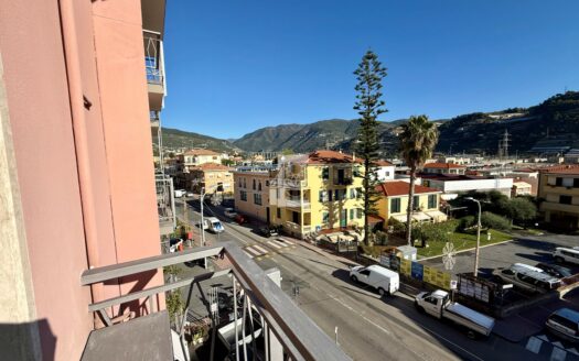 Arma di Taggia – Trilocale con Cantina e Possibilità di Box Auto