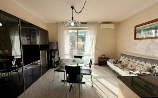 🏡 Taggia – Ampio Trilocale con Doppi Balconi, 2 Posti Auto e Cantina