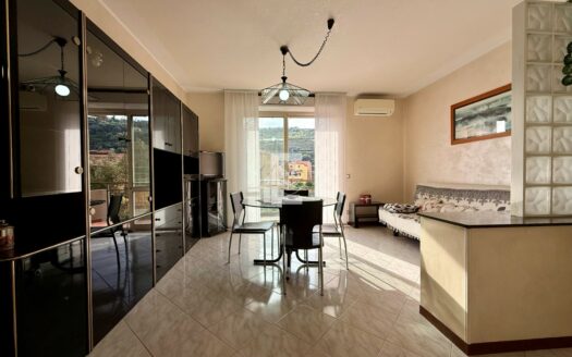 🏡 Taggia – Ampio Trilocale con Doppi Balconi, 2 Posti Auto e Cantina