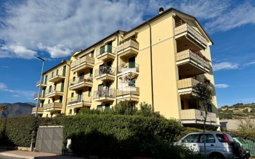 🏡 Arma di Taggia – Bilocale con Giardino, Box Auto e Cantina 🌿