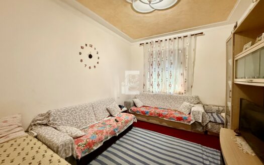 Taggia – proponiamo in vendita ampio appartamento di circa 120 mq situato al piano rialzato, con affaccio da primo piano.