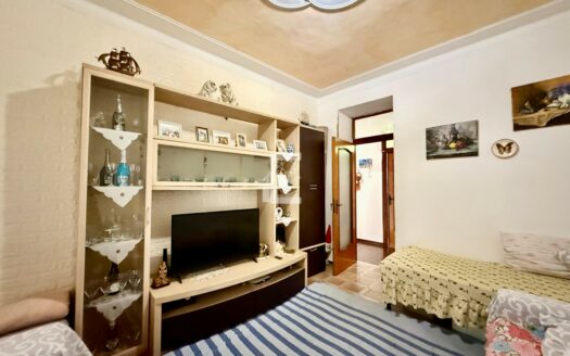 Taggia – proponiamo in vendita ampio appartamento di circa 120 mq situato al piano rialzato, con affaccio da primo piano.