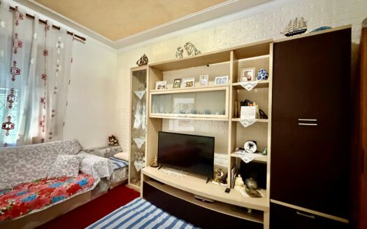 Taggia – proponiamo in vendita ampio appartamento di circa 120 mq situato al piano rialzato, con affaccio da primo piano.