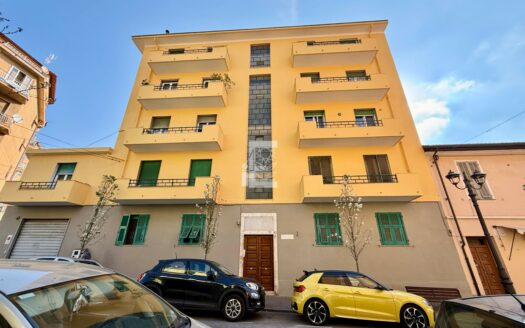 Taggia – proponiamo in vendita ampio appartamento di circa 120 mq situato al piano rialzato, con affaccio da primo piano.