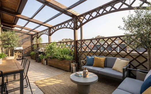 Attico con terrazzo: spazio, luce e silenzio