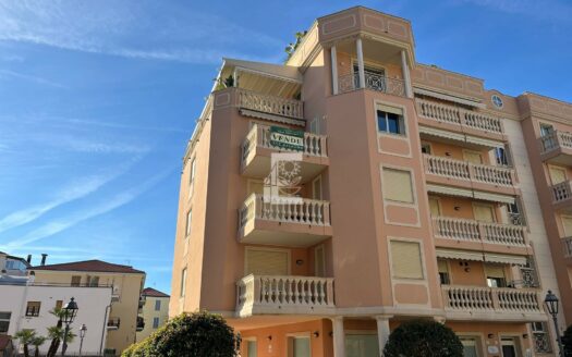 Arma di Taggia, all’interno del prestigioso condominio       “I Gerani”
