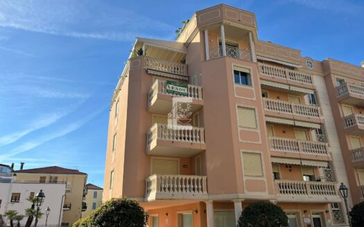 Arma di Taggia, all’interno del prestigioso condominio       “I Gerani”