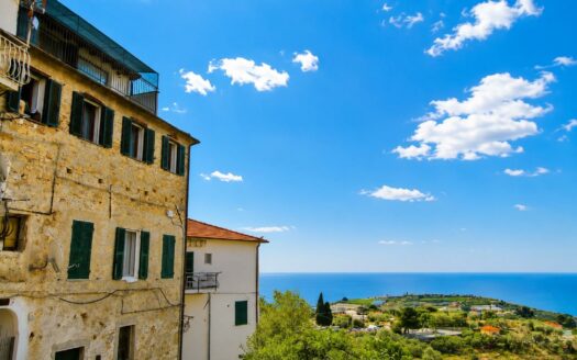 Terzorio – Appartamento ristrutturato su due livelli con terrazza vista mare