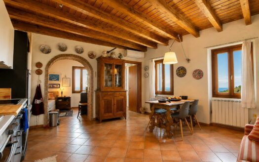 Terzorio – Appartamento ristrutturato su due livelli con terrazza vista mare