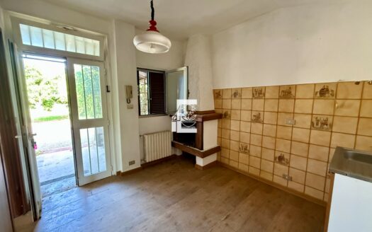ARMA DI TAGGIA – INTERESSANTE PROPRIETÀ CON TRE CASE INDIPENDENTI E TERRENO PRIVATO