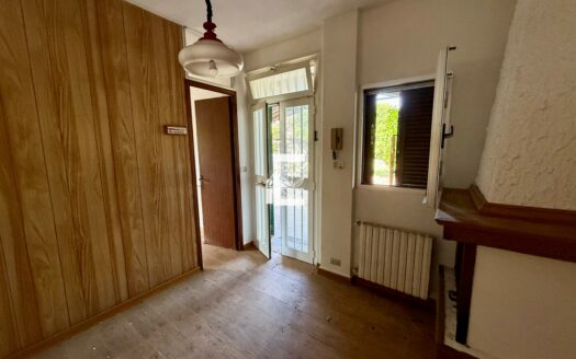 ARMA DI TAGGIA – INTERESSANTE PROPRIETÀ CON TRE CASE INDIPENDENTI E TERRENO PRIVATO