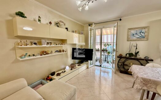 SPLENDIDO TRILOCALE A RIVA LIGURE CON BOX AUTO E CANTINA